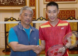 Lee Chong Wei poses for photos with the 16th Malaysian King - Sultan Abdullah. (photo: Lee Chong Wei Fan's Club)