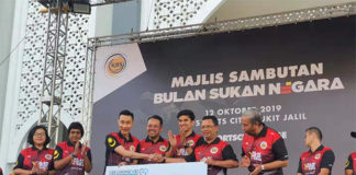 Lee Chong Wei hands over donation cheque to Norza Zakaria (R), the president of BAM. (photo: Lee Chong Wei's Facebook)