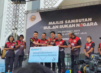Lee Chong Wei hands over donation cheque to Norza Zakaria (R), the president of BAM. (photo: Lee Chong Wei's Facebook)