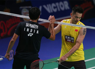 Lin Dan thanks Sai B. Praneeth after his first round loss at Denmark Open. (photo: Xinhua)