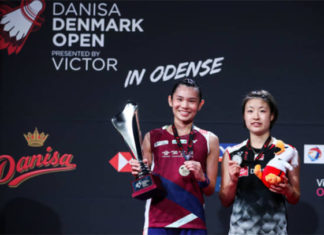 Tai Tzu Ying (L) and Nozomi Okuhara pose for pictures during the Denmark Open awards ceremony. (photo: Shi Tang/Getty Images)