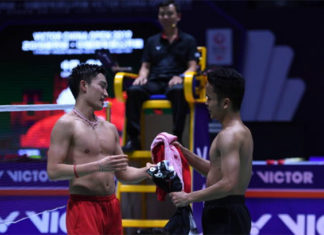 Anthony Sinisuka Ginting (R) defeat Kento Momota in French Open quarter-finals. (photo: VCG)