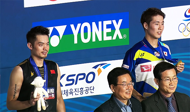 Lin Dan (left) plays too slow in the final compare to Kanta Tsuneyama. Lin Dan (left) plays too slow in the final compare to Kanta Tsuneyama.