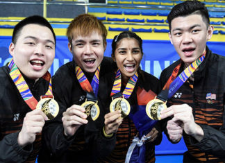 Aaron Chia (from left), Soh Wooi Yik, Selvaduray Kisona and Lee Zii Jia display their SEA Games gold medals. (photo: Bernama)