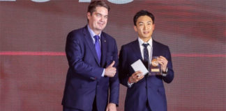 Kento Momota (R) receives the 2019 Male Player of the Year award from BWF President Poul-Erik Høyer. (photo: BWF)
