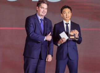 Kento Momota (R) receives the 2019 Male Player of the Year award from BWF President Poul-Erik Høyer. (photo: BWF)