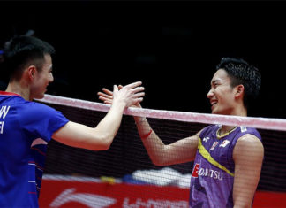 Kento Momota (R) greets Wang Tzu Wei after their BWF World Tour Finals opening match. (photo: Xinhua)