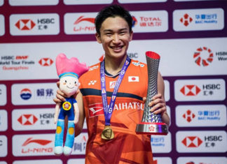 Kento Momota poses with his 2019 BWF World Tour Finals trophy. (photo: AFP)