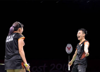 BAM offers to help Chan Peng Soon (R). (photo: AFP)