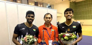 Flandy Limpele poses with India's men's doubles players Satwiksairaj Rankireddy (left) and Chirag Shetty. (photo: AFP)