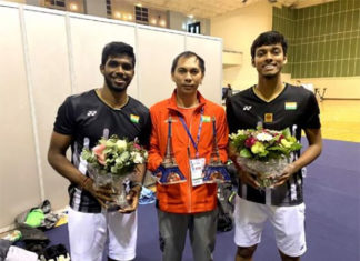 Flandy Limpele poses with India's men's doubles players Satwiksairaj Rankireddy (left) and Chirag Shetty. (photo: AFP)