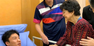 The spouse of the Prime Minister of Malaysia, Tun Dr. Siti Hasmah Mohamad Ali visits Kento Momota in the hospital. (photo: Bernama)