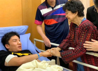 The spouse of the Prime Minister of Malaysia, Tun Dr. Siti Hasmah Mohamad Ali visits Kento Momota in the hospital. (photo: Bernama)