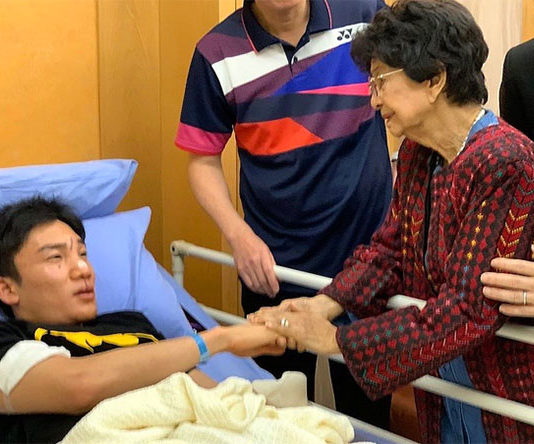 The spouse of the Prime Minister of Malaysia, Tun Dr. Siti Hasmah Mohamad Ali visits Kento Momota in the hospital. (photo: Bernama)