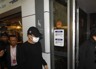 Kento Momota goes back to Japan. (photo: Sinchew)