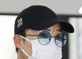 Kento Momota returns home from a fatal car accident in Malaysia. (photo: AFP)