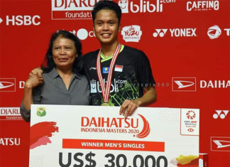 Anthony Sinisuka Ginting poses proudly with his mom at the Indonesia Masters awards ceremony. (photo: sportpix360)