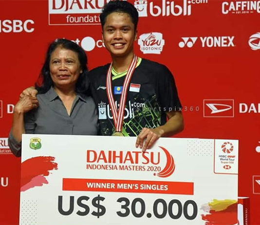 Anthony Sinisuka Ginting poses proudly with his mom at the Indonesia Masters awards ceremony. (photo: sportpix360)