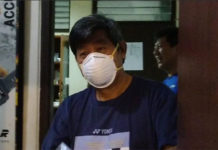 Herry IP distributes face masks to Indonesian shuttlers. (photo: Detik)