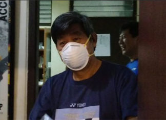 Herry IP distributes face masks to Indonesian shuttlers. (photo: Detik)