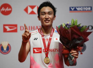 Kento Momota to rest for another 3 months after eye surgery on Saturday. (photo: Mohd Rasfan/AFP Via Getty Images)