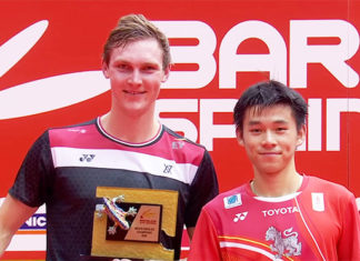 Viktor Axelsen poses with Kunlavut Vitidsarn during the 2020 Spain Masters awards ceremony.