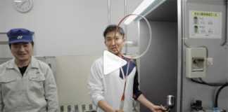 Kento Momota enjoys visiting the YONEX badminton racquets factory. (photo & videos: YONEX)