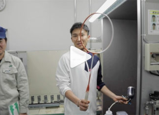 Kento Momota enjoys visiting the YONEX badminton racquets factory. (photo & videos: YONEX)