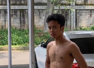 Anthony Sinisuka Ginting shows off six-pack abs. (photo: Herry IP's Instagram)