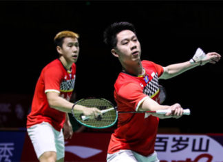 Bidder offers USD $2552.31 for Kevin Sanjaya Sukamuljo’s (R) racquet. (photo: AFP)