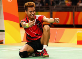 Tontowi Ahmad auctions his Olympic gold medal jersey to help victims of coronavirus pandemic. (photo: AFP)