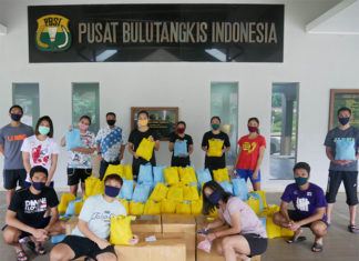PBSI shuttlers donate food and supplies for Covid-19 victims. (photo: PBSI)