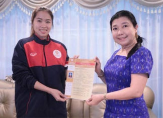 Ratchanok Intanon takes picture with the principal of Bangkok Thonburi University. (photo: Ratchanok Intanon's Instagram)