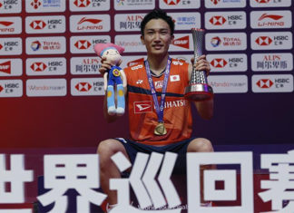 Kento Momota donates prize money and masks to Japan's front-line workers fighting COVID-19. (photo: Xinhua)