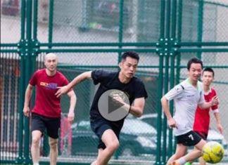 Lin Dan plays football like Cristiano Ronaldo as he effortlessly dribbles past 3 opposing players. (photo: Weibo)