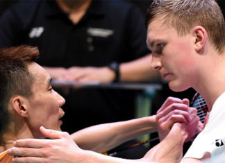 Lee Chong Wei (L) and Viktor Axelsen. (photo: AFP)