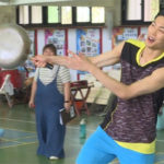 Chou Tien Chen hit the shuttlecock with a fry pan. (photo: sports.ltn.com.tw)