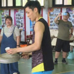Chou Tien Chen is having fun playing badminton with fry pan. (photo: sports.ltn.com.tw)