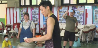 Chou Tien Chen is having fun playing badminton with fry pan. (photo: sports.ltn.com.tw)