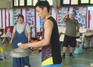 Chou Tien Chen is having fun playing badminton with fry pan. (photo: sports.ltn.com.tw)
