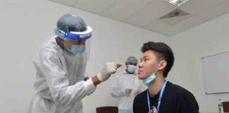 Lee Zii Jia undergoing a Coronavirus swab test. (photo: BAM)