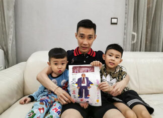 Lee Chong Wei celebrates Father's Day with Kingston (R) and Terrance. (photo: Lee Chong Wei's Facebook)