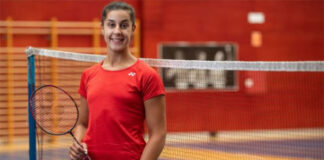 Carolina Marin shows her appreciation for healthcare workers in Spain for their efforts in fighting the COVID-19 pandemic. (photo: Pierre-Philippe Marcou/AFP via Getty Images)