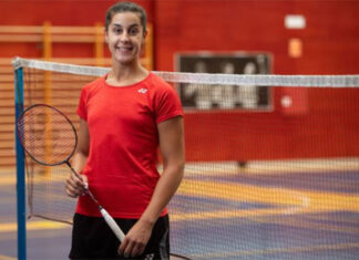 Carolina Marin shows her appreciation for healthcare workers in Spain for their efforts in fighting the COVID-19 pandemic. (photo: Pierre-Philippe Marcou/AFP via Getty Images)