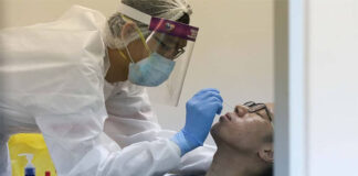 The medical worker takes a swab test on Goh V Shem. (photo: BAM)