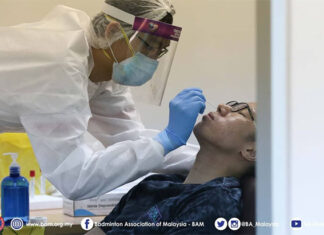 The medical worker takes a swab test on Goh V Shem. (photo: BAM)