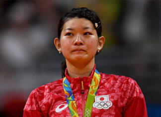 Ayaka Takahashi calls its quits. (photo: David Ramos/Getty Images)