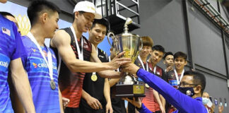 Lee Zii Jia accepts the President's Cup trophy from President of BAM, Tan Sri Dato' Sri Mohamad Norza Zakaria. (photo: BAM)