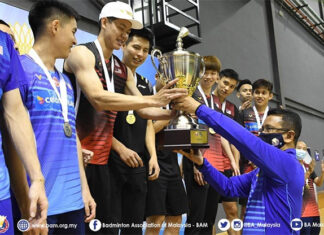 Lee Zii Jia accepts the President's Cup trophy from President of BAM, Tan Sri Dato' Sri Mohamad Norza Zakaria. (photo: BAM)