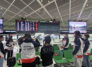 Park Joo Bong (2nd left) and the Japanese players are waiting to board a flight to Denmark. (photo: Twitter)